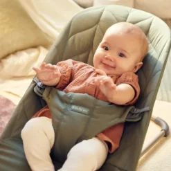 Baby Björn® Bouncer Bliss Cotton Kroonblad Quilt Zandgrijs><noscript><img width=