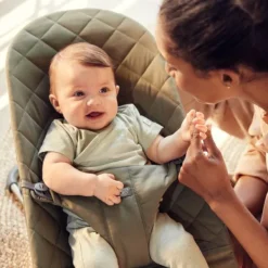 Baby Björn® Bouncer Bliss Cotton Kroonblad Quilt Zandgrijs><noscript><img width=