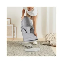 Baby Björn® Bouncer Bliss Cotton Kroonblad Quilt Zandgrijs><noscript><img width=