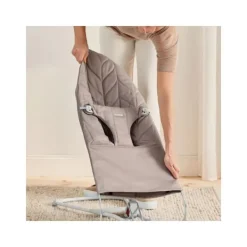 Baby Björn® Bouncer Bliss Cotton Kroonblad Quilt Zandgrijs><noscript><img width=