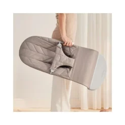 Baby Björn® Bouncer Bliss Cotton Kroonblad Quilt Zandgrijs><noscript><img width=