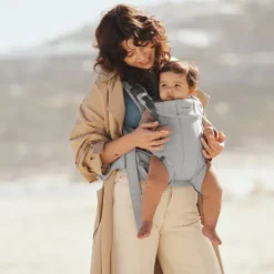 BabyBjörn Harmony Draagzak – Geweven – Mélange Lichtbeige><noscript><img width=