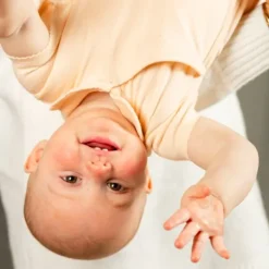 DAY Overslagromper Korte Mouw Ronde Kraag - Mt. 74/80 - Apricot><noscript><img width=