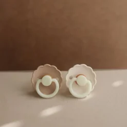 Frigg Fopspeen Daisy Night Croissant/Cream T2 6-18 mnd (2 stuks)><noscript><img width=