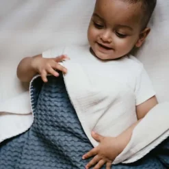 Koeka Amsterdam Wafel Wiegdeken - Maat 100 x 75 - Cotton Fleece - Bluestone><noscript><img width=