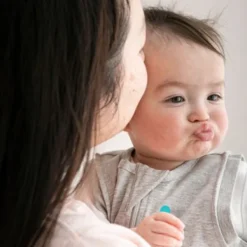 Love To Dream SwaddleUp™ 2.5 TOG - Fase 1 - Maat M - Olive Bees><noscript><img width=