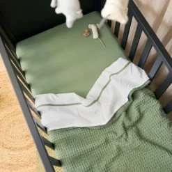 Meyco Baby Juniorhoeslaken Uni Olive Green 70 x 140 / 150 cm><noscript><img width=