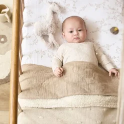 Meyco Baby Ledikantdeken Teddy Knots Soft Sand 100 x 150 cm><noscript><img width=