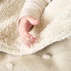 Meyco Baby Ledikantdeken Teddy Knots Soft Sand 100 x 150 cm><noscript><img width=