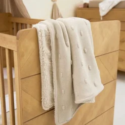 Meyco Baby Ledikantdeken Teddy Knots Soft Sand 100 x 150 cm><noscript><img width=