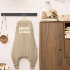 Meyco Baby Slaapzak Jumper Winter Slub Met Team No Sleep Applicatie Taupe / Offwhite 80 cm><noscript><img width=