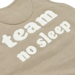 Meyco Baby Slaapzak Jumper Winter Slub Met Team No Sleep Applicatie Taupe / Offwhite 80 cm><noscript><img width=