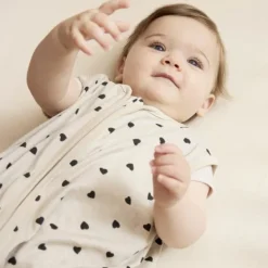 Meyco Baby Sweet Heart Zomerslaapzak - 90 cm - Soft Sand/Black><noscript><img width=