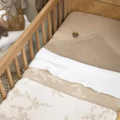 Meyco Baby Wiegdeken Geweven Branches Sand 75 x 100 cm><noscript><img width=