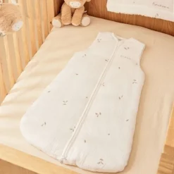 Noukie's F&O Slaapzak Met Borduursel - Maat 50 cm - Gewatteerde Mousseline - Wit><noscript><img width=